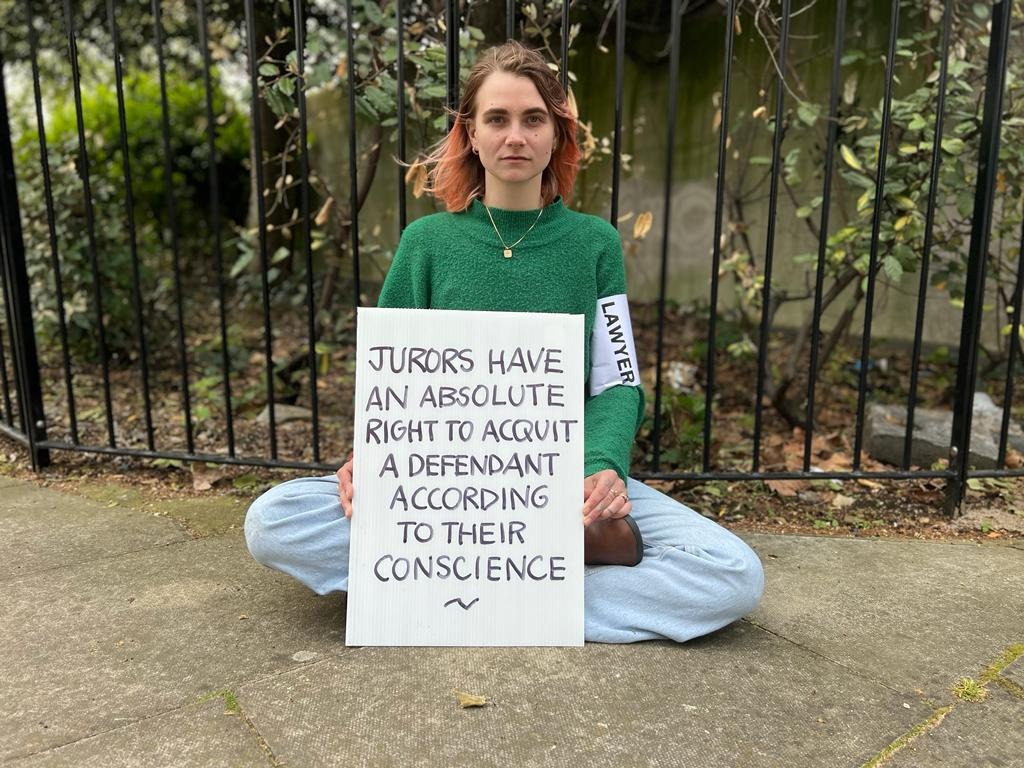 1. ON MONDAY, MET ARREST ANOTHER YOUNG WOMAN, LAURA KAARINA KORTE, for holding a sign with the law on, keeping her in custody for 24 hrs 🧵