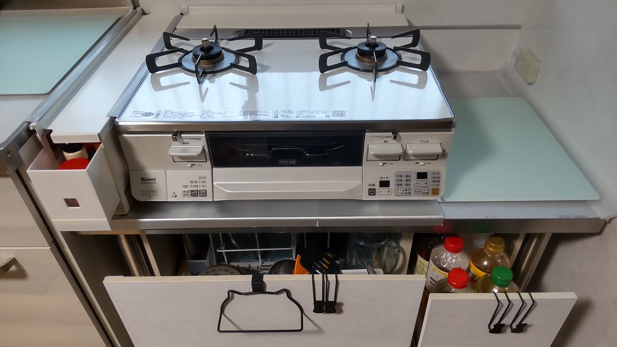 forest6804's tweet photo. ようやくコンロ周りの収納が完成しました！ https://t.co/6uJROvCEOg
