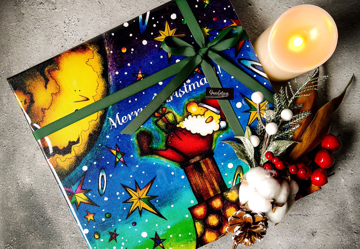 shop_gradation's tweet photo. 色鉛筆で描いたイラストを、キャンバス地にプリントしたアート作品🎄

おしりがはまって動けないサンタクロースと、お月様との秘密のお話が聞こえてきそうなクリスマスの夜をイメージしています🙌

これからの季節にぴったりなアイテム、12月のてづバとハンドメイドマルシェにお持ち致します🎁 https://t.co/OOoEV44u7c