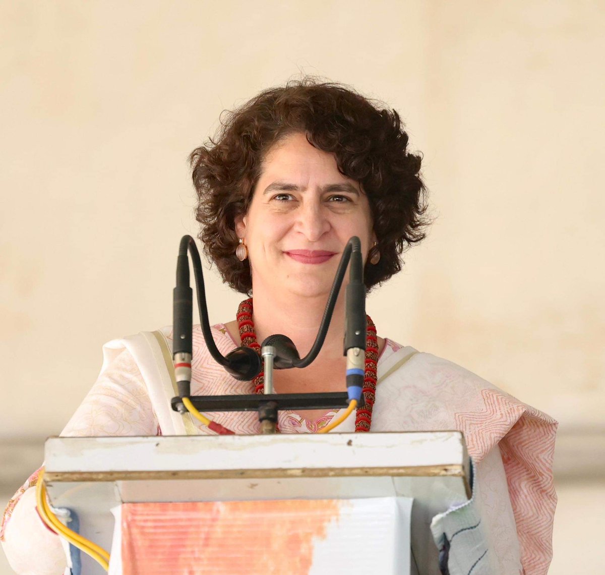 priyankagandhi's tweet photo. काम मत करो

चुनाव आने पर झूठे वादे कर दो
जाति की बात, धर्म की बात कर दो
लोगों को आपस में लड़ाने की चाल चलो

यह है उनका तरीका

ठोस काम करो
पक्के वादे करो
जो वादा करो, उसे जल्द से जल्द पूरा करने के लिये जान लड़ा दो
सबसे बड़े फैसले सरकार बनने के बाद मंत्रिमंडल की पहली ही बैठक में ले लो

यह है हमारा तरीका

आप तय कीजिये, कौन सा सही है।
