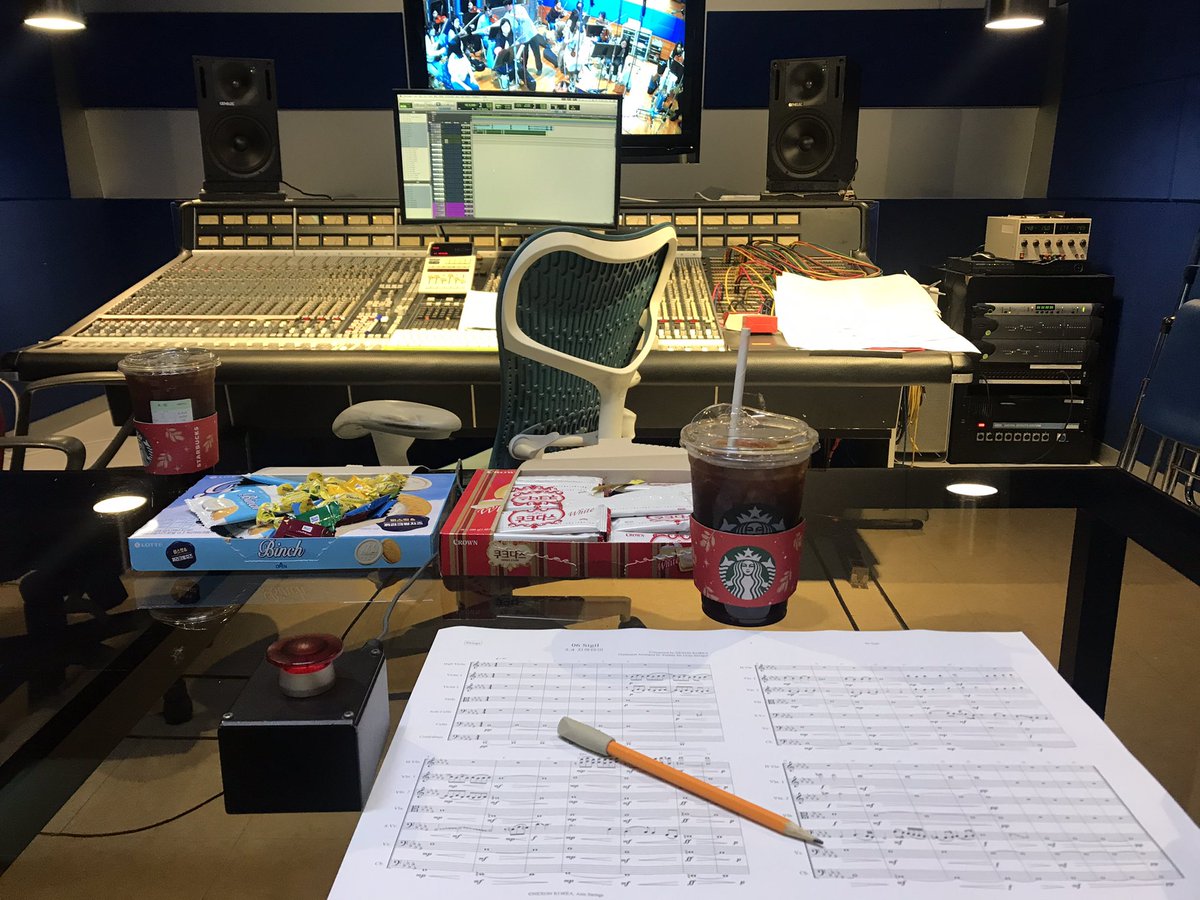 yunicomposer's tweet photo. 에임스트링에서 진행하고있는 게임 OST를 융스트링의 연주로 녹음 중 🎻🎶✨
오늘 함께 고생하신 연주자 분들, 우리 에임스트링 작가님들, 서울 스튜디오 관계자분들 모두 감사합니다💚
결과물을 기대해주세요.🤗 https://t.co/7wNrA7h7O5