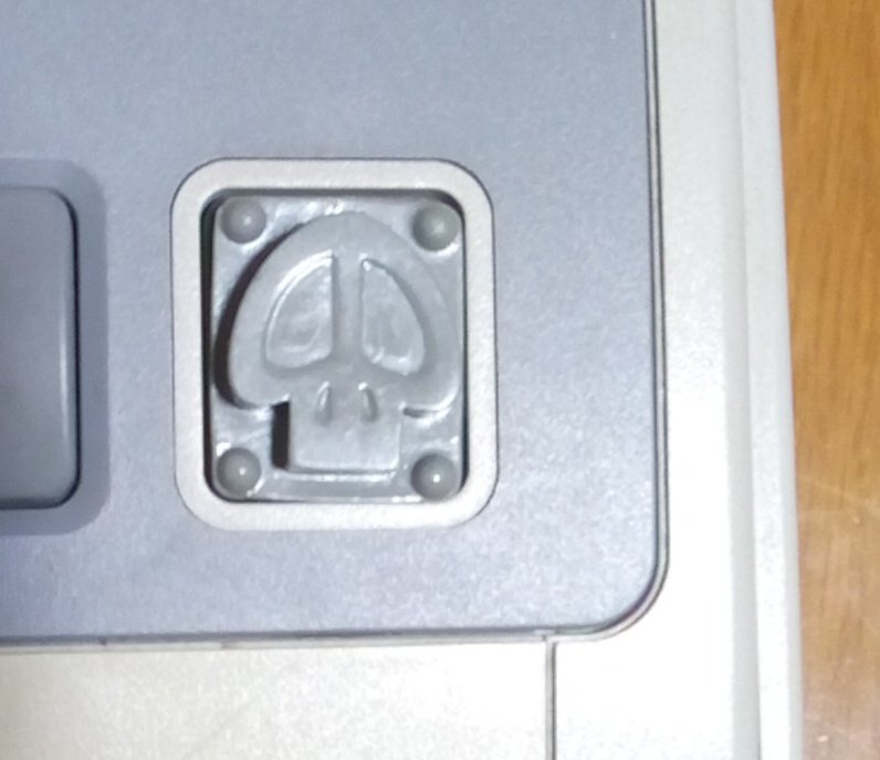 mukunokik1's tweet photo. お部屋を片付けていたら、スーファミ用自爆ボタンが出てきた。二十数年前にコミケで購入したもの。リセットボタンにピッタリサイズなので、「ポチッとな!」…と言いながらリセットしたくなる一品。地元のサブカルバーに持っていこう。^^; #barAE https://t.co/D754xhV5OH