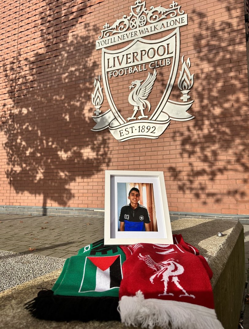 🇵🇸🔴 Pria dari Palestina menghubungi penggemar Liverpool, ia bertanya apakah mereka bisa menaruh poto dari adiknya di luar Anfield karena merupakan impian seumur hidup sang adik untuk mengunjungi Anfield. Sang kakak khawatir adiknya tidak akan pernah bisa mendapatkan kesempatan