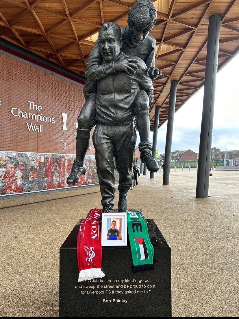 The_RedsIndo's tweet photo. 🇵🇸🔴 Pria dari Palestina menghubungi penggemar Liverpool, ia bertanya apakah mereka bisa menaruh poto dari adiknya di luar Anfield karena merupakan impian seumur hidup sang adik untuk mengunjungi Anfield. Sang kakak khawatir adiknya tidak akan pernah bisa mendapatkan kesempatan untuk mewujudkan mimpi tersebut.

Dua penggemar Liverpool akhirnya bersama-sama mewujudkannya, mereka mengambil gambar dari poto sang adik di bagian-bagian ikonik dari stadion Anfield dengan menaruh bendera Palestina dan bendera Liverpool.

Respect parah ♥️🥺 

Semoga adik dan keluarganya masih bisa diberi kesempatan untuk dapat melihat langsung Anfield ♥️🇵🇸