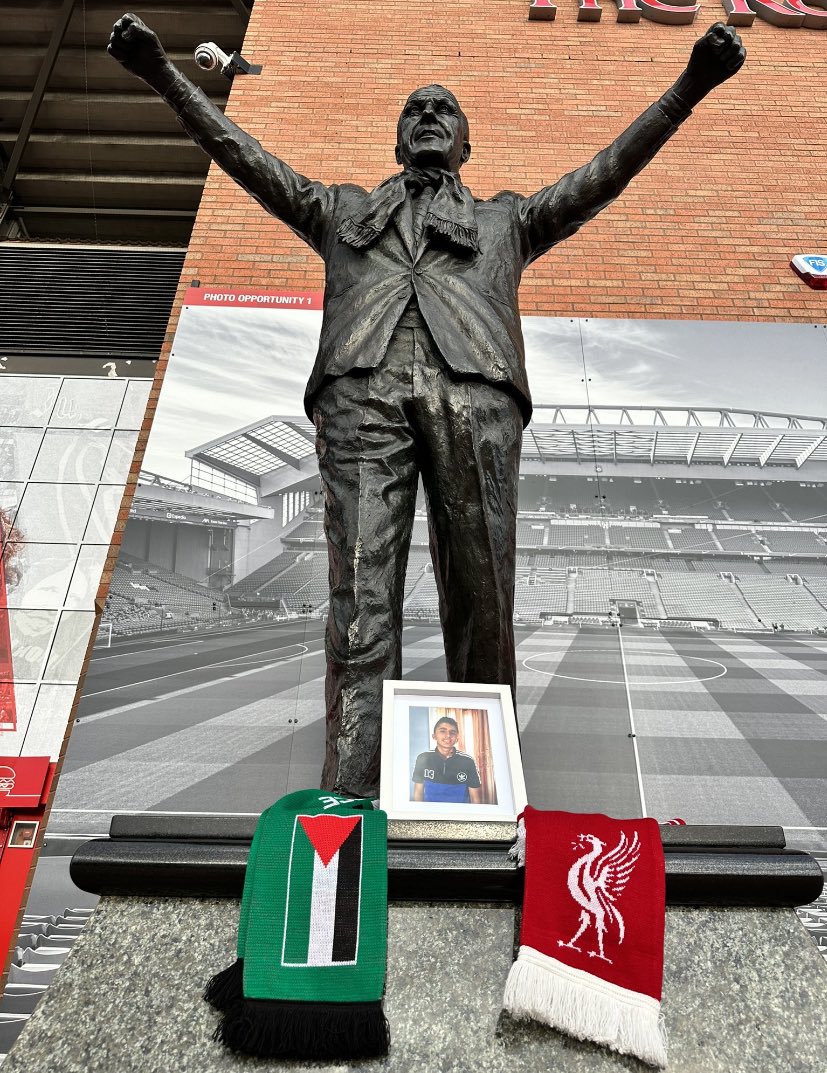 The_RedsIndo's tweet photo. 🇵🇸🔴 Pria dari Palestina menghubungi penggemar Liverpool, ia bertanya apakah mereka bisa menaruh poto dari adiknya di luar Anfield karena merupakan impian seumur hidup sang adik untuk mengunjungi Anfield. Sang kakak khawatir adiknya tidak akan pernah bisa mendapatkan kesempatan untuk mewujudkan mimpi tersebut.

Dua penggemar Liverpool akhirnya bersama-sama mewujudkannya, mereka mengambil gambar dari poto sang adik di bagian-bagian ikonik dari stadion Anfield dengan menaruh bendera Palestina dan bendera Liverpool.

Respect parah ♥️🥺 

Semoga adik dan keluarganya masih bisa diberi kesempatan untuk dapat melihat langsung Anfield ♥️🇵🇸