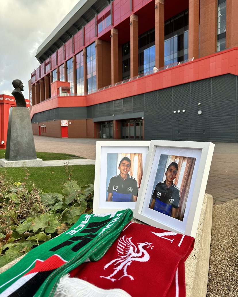 The_RedsIndo's tweet photo. 🇵🇸🔴 Pria dari Palestina menghubungi penggemar Liverpool, ia bertanya apakah mereka bisa menaruh poto dari adiknya di luar Anfield karena merupakan impian seumur hidup sang adik untuk mengunjungi Anfield. Sang kakak khawatir adiknya tidak akan pernah bisa mendapatkan kesempatan untuk mewujudkan mimpi tersebut.

Dua penggemar Liverpool akhirnya bersama-sama mewujudkannya, mereka mengambil gambar dari poto sang adik di bagian-bagian ikonik dari stadion Anfield dengan menaruh bendera Palestina dan bendera Liverpool.

Respect parah ♥️🥺 

Semoga adik dan keluarganya masih bisa diberi kesempatan untuk dapat melihat langsung Anfield ♥️🇵🇸