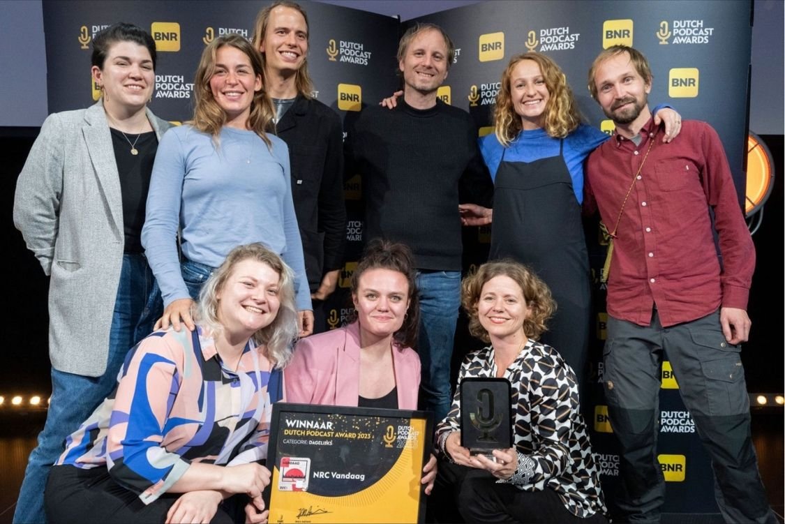Zo trots! Afgelopen maandag wonnen we met NRC Vandaag de Dutch Podcast Award voor de beste dagelijkse podcast 🎉❤️