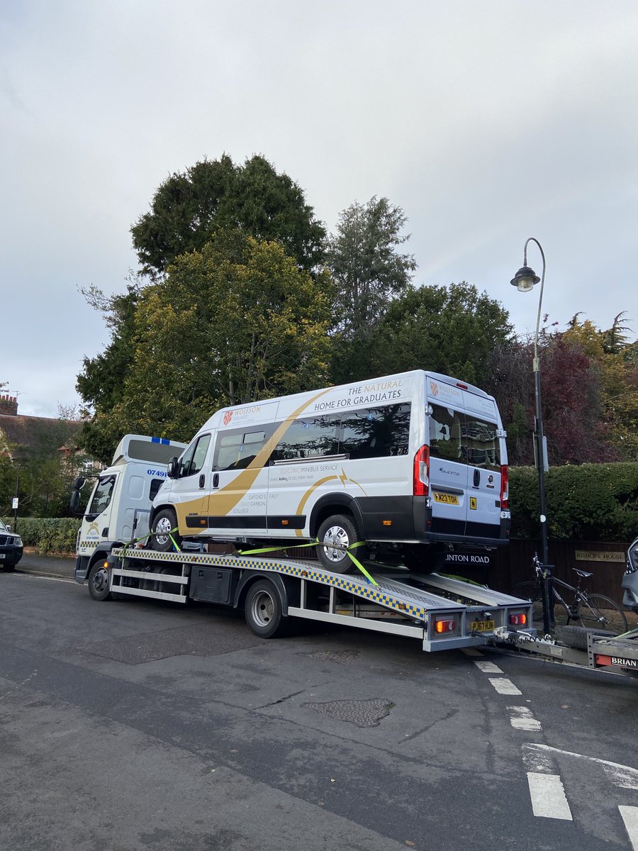 SirTimHitchens's tweet photo. First glimpse of our new all-electric minibus ⁦@WolfsonCollege⁩ being delivered today : we are “the natural home for graduates” 🙂 https://t.co/wFtzqpQOcH