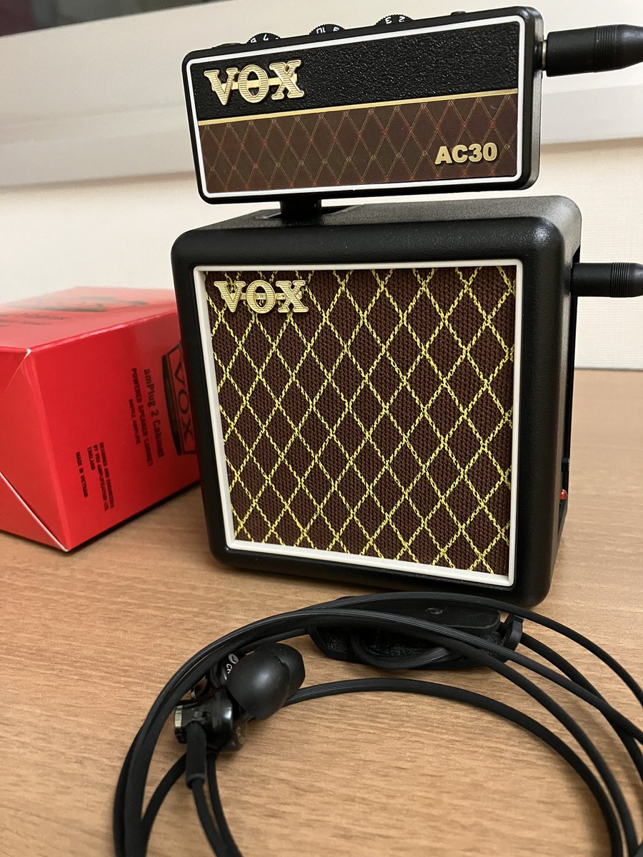 furusama_'s tweet photo. どうしてもアンプから音出したくなりYAMAHA THR10Ⅱを検索するも価格見て正気に戻る
今の自分には大きな買い物だ🛒
なので低予算でmy new gear...
アンプラグ2にキャビネット追加
外練したら軽さも音もちょうど良い😄
しばらくある物で楽しむぜ🎸
#vox
#amplug2
#amplug2キャビネット
#アンプラグ2 https://t.co/W3eKZ0UcnK