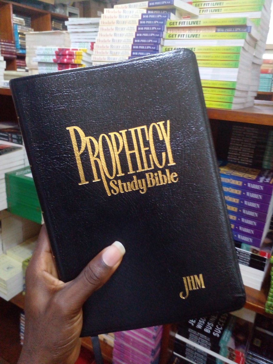 NiiYooyi's tweet image. Hardcopy books hits differently when reading them. It also comes with no distractions, and the little markings and stickings you get to do when reading. You never lost your progress like you when your gadgets gets stolen, lost or spoilt. 

Send us that 2024 list

#readsomething