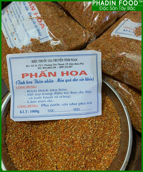 habit9x's tweet photo. Phấn hoa là những tế bào sinh sản giống đực của các loài hoa, đây được xem là sản phẩm tự nhiên của con ong chăm chỉ thu lượm từ nhụy hoa, với hàm lượng dinh dưỡng cao còn hơn cả trứng và sữa…
#phanhoa #dacsan_taybac #dacsan #matong
Phấn hoa
Phấn hoa còn có tên là phấn ong, phương ong… là hạt phấn do con ong lấy từ nhị hoa đưa về tổ, mỗi hạt phấn hoa có khoảng 3-5 triệu tế bào phấn hoa. Phấn hoa có chứa nhiều chất dinh dưỡng quý, có tài liệu nói phấn hoa có tới 22 loại acid amin, 14 loại vitamin (B1, B2, B5, B6, C, D, E, H…), 18 loại men thiên nhiên và nhiều hoạt chất sinh học có lợi cho sức khỏe con người.
Những nghiên cứu hiện đại trên thực nghiệm và lâm sàng đã chứng minh rằng phấn hoa có tác dụng phòng chống, chữa trị bệnh sau:
- Cao huyết áp, xơ vữa động mạch
- Đái tháo đường
- Rối loạn Lipit máu
- Viêm gan, bệnh về gan
- Ung thư, hỗ trợ điều trị trong giai đoạn hoá trị
- Bệnh đường tiêu hoá (dạ dày, ruột…)
- Viêm tiền liệt, u phì đại tiền liệt tuyến
- Parkinson (run tay chân, giảm trí nhớ…)
- Liệt dương, suy giảm tình dục
- Vô sinh
-Hội chứng tiền mãn kinh
- Đau đầu, rối loạn tiền đình
- Bệnh võng mạc, suy giảm thị lực
- Lao lực
Cách dùng
Hoà 3 thìa phấn hoa vào 100ml nước sôi, khuấy nhanh cho tan hết, chế thêm nước lạnh cho nguội bớt và pha thêm vào chút mật ong cho đủ ngọt ta đã có một cốc sinh tố bổ dưỡng hơn bất kỳ loại sữa dinh duỡng nào. Hãy tin tưởng rằng phấn hoa là thực phẩm cao cấp nhất, hoàn hảo nhất. Ngoài ra bạn có thể:
Trộn khoảng 1/2 đến 1 thìa phấn hoa vào cháo, bột, nấu chín dùng cho trẻ nhỏ
Phấn hoa ngâm rượu 100g/l cho thêm mật ong thành rượu bổ cao cấp.
Những điều nên biết
- Phấn hoa có nhiều màu và kích thước hạt khác nhau tuỳ theo loại hoa cho phấn.
- Phấn hoa tốt nhất: Màu tươi sáng, khô, mùi thơm, vị bùi ngọt. Phấn hoa rừng có nhiều màu khác nhau đỏ, vàng, nâu, trắng là loại tốt nhất.
Phấn hoa mật ong là gì?
Đây là phần trên các nhị hoa mà trong khi hút mật, ong gom lại và đem về tổ. Thành phần của phấn hoa ong cũng giống như sữa ong chúa, gồm các chất đường, chất béo, các protein đầu bảng và các chất khoáng – vitamin. Chính các vitamin và chất khoáng này kích thích hoạt động của các tuyến làm chấn hưng và tăng cường sinh lực. Các nhà nghiên cứu nhận thấy ở châu Âu vào mùa ong làm mật, người nuôi ong được hít thở nhiều phấn hoa nên hoạt bát hơn các thời gian khác trong năm.
- Bảo quản phấn hoa ở nơi khô ráo, tránh ánh nắng trực tiếp, tốt nhất nên chứa trong lọ thuỷ tinh, trong hộp sữa bột đã rửa kỹ, trong túi nilông và lưu ý đậy hoặc buộc kỹ vì phấn hoa hút ẩm mạnh.
- Những người có tiền sử dị ứng phấn hoa thì không nên sử dụng phấn hoa ong.
- Không sử dụng phấn hoa đã bị biến chất (ẩm mốc, mùi khó chịu)
- Trộn lẫn phấn hoa và mật ong theo tỷ lệ 1-1 sau đó cho vào lọ đậy kín cho vào tủ lạnh hoặc để chỗ thoáng mát sẽ thành cao bảo quản được rất lâu. Cao mật phấn dẻo quánh và rất thơm ngon bổ dưỡng.
- Phần lớn các nhà cung cấp khuyến khích bạn chỉ nên dùng 1 lượng nhỏ phấn hoa lúc mới bắt đầu sử dụng. Cũng có nhiều ý kiến nghi ngại về những dị ứng có thể có của phấn hoa.
Tuy nhiên, trong số hàng triệu người dùng, rất hiếm báo cáo được ghi nhận về vấn đề này. Một vài cá nhân quá nhạy cảm có thể bị đau bụng, ngứa, mệt mỏi, suyển, nhức đầu, hoặc tiêu chảy
