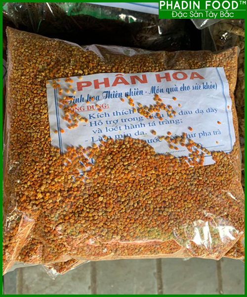 habit9x's tweet photo. Phấn hoa là những tế bào sinh sản giống đực của các loài hoa, đây được xem là sản phẩm tự nhiên của con ong chăm chỉ thu lượm từ nhụy hoa, với hàm lượng dinh dưỡng cao còn hơn cả trứng và sữa…
#phanhoa #dacsan_taybac #dacsan #matong
Phấn hoa
Phấn hoa còn có tên là phấn ong, phương ong… là hạt phấn do con ong lấy từ nhị hoa đưa về tổ, mỗi hạt phấn hoa có khoảng 3-5 triệu tế bào phấn hoa. Phấn hoa có chứa nhiều chất dinh dưỡng quý, có tài liệu nói phấn hoa có tới 22 loại acid amin, 14 loại vitamin (B1, B2, B5, B6, C, D, E, H…), 18 loại men thiên nhiên và nhiều hoạt chất sinh học có lợi cho sức khỏe con người.
Những nghiên cứu hiện đại trên thực nghiệm và lâm sàng đã chứng minh rằng phấn hoa có tác dụng phòng chống, chữa trị bệnh sau:
- Cao huyết áp, xơ vữa động mạch
- Đái tháo đường
- Rối loạn Lipit máu
- Viêm gan, bệnh về gan
- Ung thư, hỗ trợ điều trị trong giai đoạn hoá trị
- Bệnh đường tiêu hoá (dạ dày, ruột…)
- Viêm tiền liệt, u phì đại tiền liệt tuyến
- Parkinson (run tay chân, giảm trí nhớ…)
- Liệt dương, suy giảm tình dục
- Vô sinh
-Hội chứng tiền mãn kinh
- Đau đầu, rối loạn tiền đình
- Bệnh võng mạc, suy giảm thị lực
- Lao lực
Cách dùng
Hoà 3 thìa phấn hoa vào 100ml nước sôi, khuấy nhanh cho tan hết, chế thêm nước lạnh cho nguội bớt và pha thêm vào chút mật ong cho đủ ngọt ta đã có một cốc sinh tố bổ dưỡng hơn bất kỳ loại sữa dinh duỡng nào. Hãy tin tưởng rằng phấn hoa là thực phẩm cao cấp nhất, hoàn hảo nhất. Ngoài ra bạn có thể:
Trộn khoảng 1/2 đến 1 thìa phấn hoa vào cháo, bột, nấu chín dùng cho trẻ nhỏ
Phấn hoa ngâm rượu 100g/l cho thêm mật ong thành rượu bổ cao cấp.
Những điều nên biết
- Phấn hoa có nhiều màu và kích thước hạt khác nhau tuỳ theo loại hoa cho phấn.
- Phấn hoa tốt nhất: Màu tươi sáng, khô, mùi thơm, vị bùi ngọt. Phấn hoa rừng có nhiều màu khác nhau đỏ, vàng, nâu, trắng là loại tốt nhất.
Phấn hoa mật ong là gì?
Đây là phần trên các nhị hoa mà trong khi hút mật, ong gom lại và đem về tổ. Thành phần của phấn hoa ong cũng giống như sữa ong chúa, gồm các chất đường, chất béo, các protein đầu bảng và các chất khoáng – vitamin. Chính các vitamin và chất khoáng này kích thích hoạt động của các tuyến làm chấn hưng và tăng cường sinh lực. Các nhà nghiên cứu nhận thấy ở châu Âu vào mùa ong làm mật, người nuôi ong được hít thở nhiều phấn hoa nên hoạt bát hơn các thời gian khác trong năm.
- Bảo quản phấn hoa ở nơi khô ráo, tránh ánh nắng trực tiếp, tốt nhất nên chứa trong lọ thuỷ tinh, trong hộp sữa bột đã rửa kỹ, trong túi nilông và lưu ý đậy hoặc buộc kỹ vì phấn hoa hút ẩm mạnh.
- Những người có tiền sử dị ứng phấn hoa thì không nên sử dụng phấn hoa ong.
- Không sử dụng phấn hoa đã bị biến chất (ẩm mốc, mùi khó chịu)
- Trộn lẫn phấn hoa và mật ong theo tỷ lệ 1-1 sau đó cho vào lọ đậy kín cho vào tủ lạnh hoặc để chỗ thoáng mát sẽ thành cao bảo quản được rất lâu. Cao mật phấn dẻo quánh và rất thơm ngon bổ dưỡng.
- Phần lớn các nhà cung cấp khuyến khích bạn chỉ nên dùng 1 lượng nhỏ phấn hoa lúc mới bắt đầu sử dụng. Cũng có nhiều ý kiến nghi ngại về những dị ứng có thể có của phấn hoa.
Tuy nhiên, trong số hàng triệu người dùng, rất hiếm báo cáo được ghi nhận về vấn đề này. Một vài cá nhân quá nhạy cảm có thể bị đau bụng, ngứa, mệt mỏi, suyển, nhức đầu, hoặc tiêu chảy