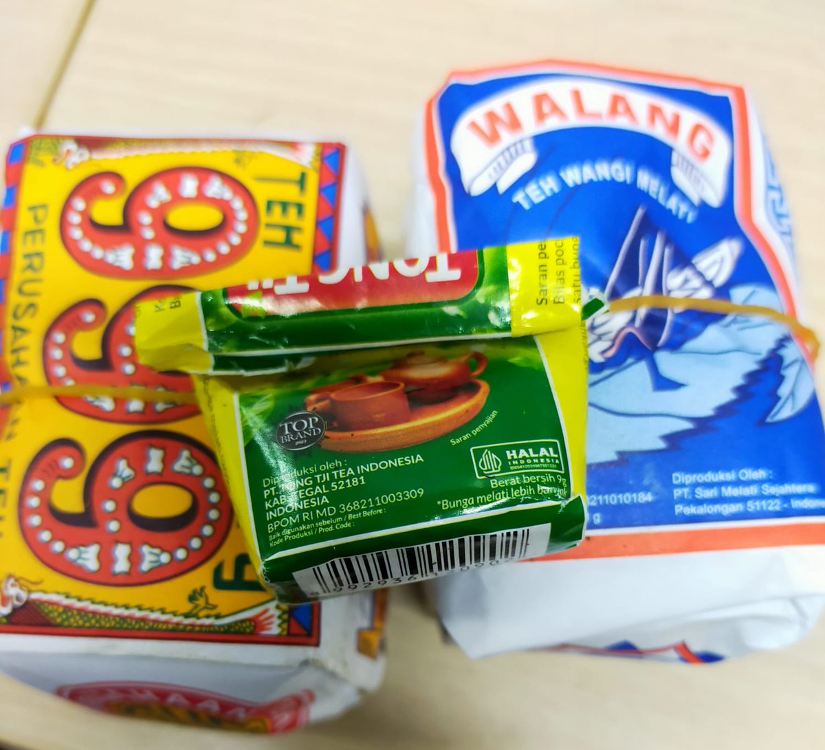 DBudoten's tweet image. Racikan Teh tubruk hari ini:
Tong Tji Premium +
999 Pekalongan +
Teh Walang 

cara buat: di seduh suhu 80 - 90%

--&amp;gt; wangi ada mint2 nya, rasa sepat pahit ada mint2 nya, warna kental coklat gelap

nilai : 7.5

racikan recommended

#tehtubruk #nasgitel #tehsolo