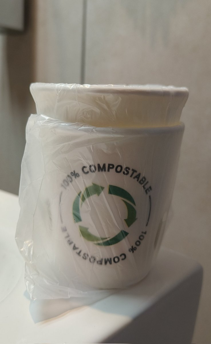 Yksittäispakatut, muovilla suojatut biohajoavat mukit Pariisilaisen hotellin kylpyhuoneessa. Mitähän seuraavaksi "vihreällä" agendalla? #greenagenda #biocompostable