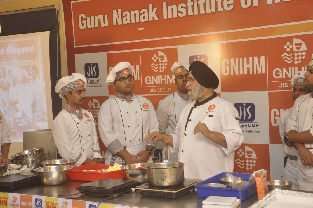 jisgroupindia's tweet photo. Guru Nanak Institute of Hotel Management hosted a masterclass featuring culinary expert Dr. Chef Parvinder Singh Bali. Chef Bali shared his #culinary wisdom, #flavors, combinations, #cooking techniques &amp; the cultural significance of various dishes. https://t.co/KVcf2RNFQE