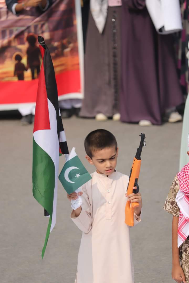 KarachiJamaat's tweet photo. جماعت اسلامی کے تحت ف ل س ط ی ن میں اسرائیلی افواج کی جانب سے غزہ پر کئی دنوں سے بمباری، نہتے مظلوم فلسطینی مسلمانوں،خواتین سمیت ہزاروں معصوم بچوں کی شہادت کے خلاف اور تحریک مزاحمت ح م ا س سے اظہار یکجہتی کے لیےشاہراہ قائدین پر کراچی کے ”بچوں کاغزہ مارچ“
#Khi_ChildrenMarch4Gaza https://t.co/kK2ru8qtMf
