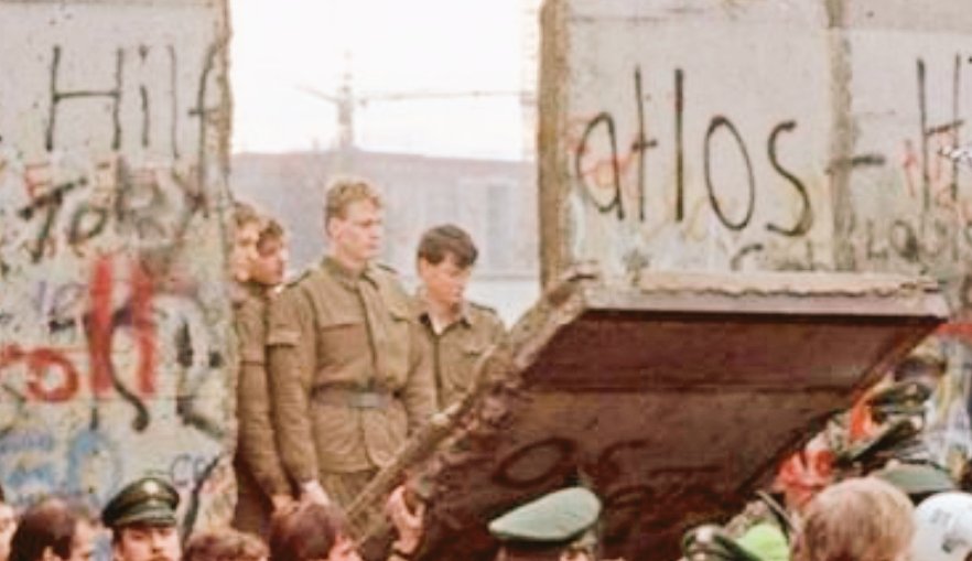 Un día como hoy, del #9deNoviembre de 1989, caía el muro de Berlín.

34 años después, un tirano sin escrúpulos, insensata y disparatadamente, levanta un nuevo muro entre españoles.

#NoEnNombreDeEspaña