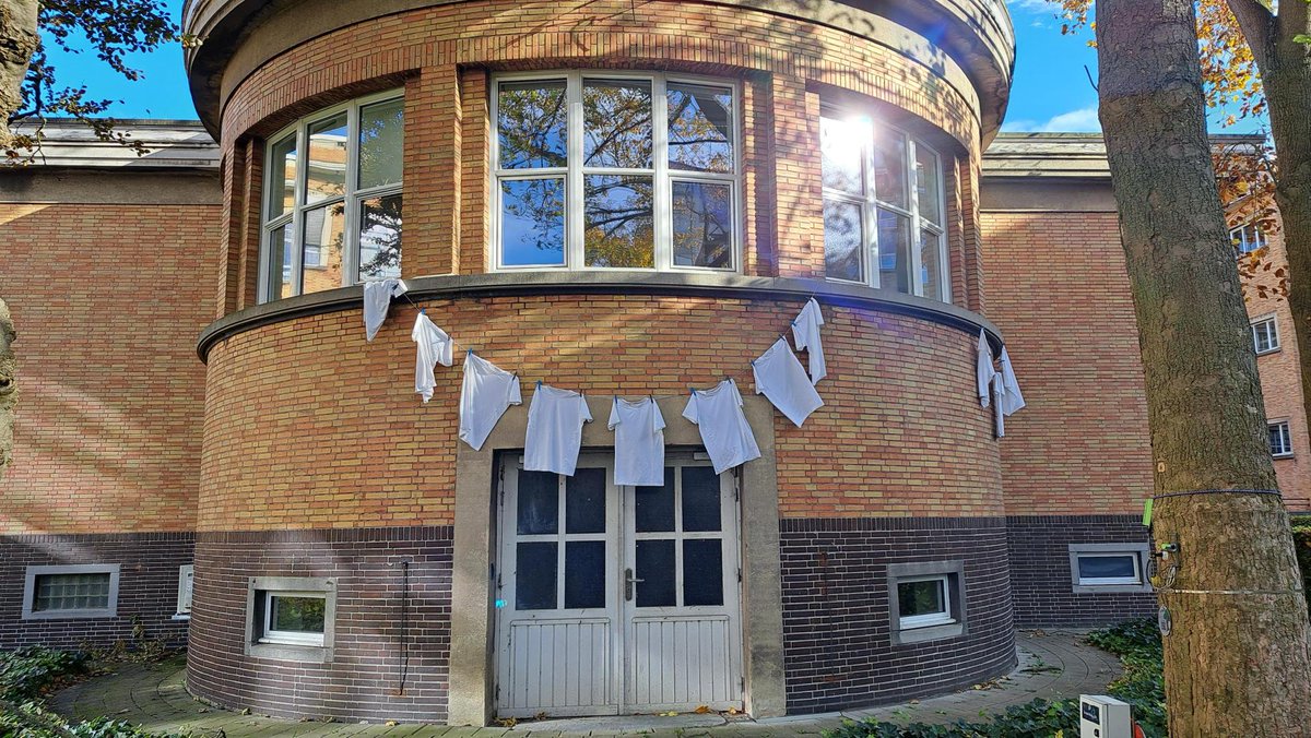 👕Campus Coupure werd eventjes ingekleed met witte T-Shirts om een onderzoek rond Permastink te promoten!

<a href="/CMET_UGENT/">CMET</a> heeft 100 vrijwilligers nodig om permastink op te lossen. Hierbij blijft kleding geuren vasthouden, ondanks meerdere wasbeurten 
👉 cmet.ugent.be/news/ugent-zoe…