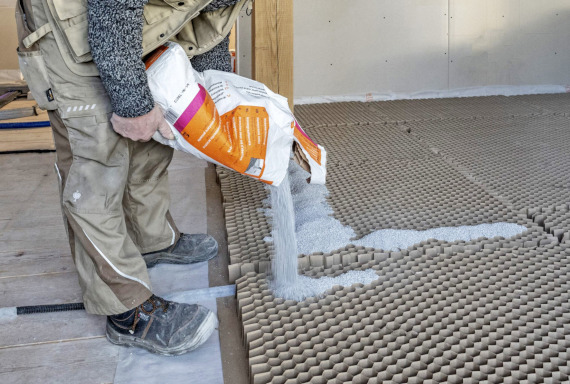 Eine  #Fußbodenheizung mit erhöhtem Trittschallschutz dank Waben-Dämmsystem  wurde in Fachwerkhäusern im Kreis Warendorf eingebaut. Die schwierige  Deckenstatik erforderte eine schlanke Lösung in Form  von „fermacell Therm25“ von #JamesHardie.
bauhandwerk.de/artikel/fussbo…