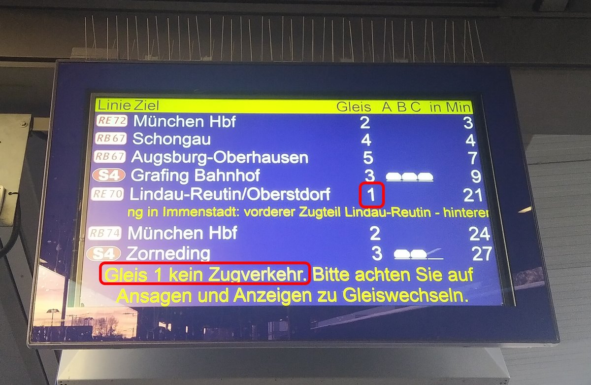 LukasMathGraf's tweet photo. Liebe @DB_Bahn: Könnt ihr mir erklären, wie solche Anzeigen passieren können?
(Anmerkung: Der Text unten stimmt. Der Zug nach Lindau kommt sicher nicht auf Gleis 1. Da steht schon seit Tagen ein defekter(?) Güterzug) https://t.co/WNzVydeHyo