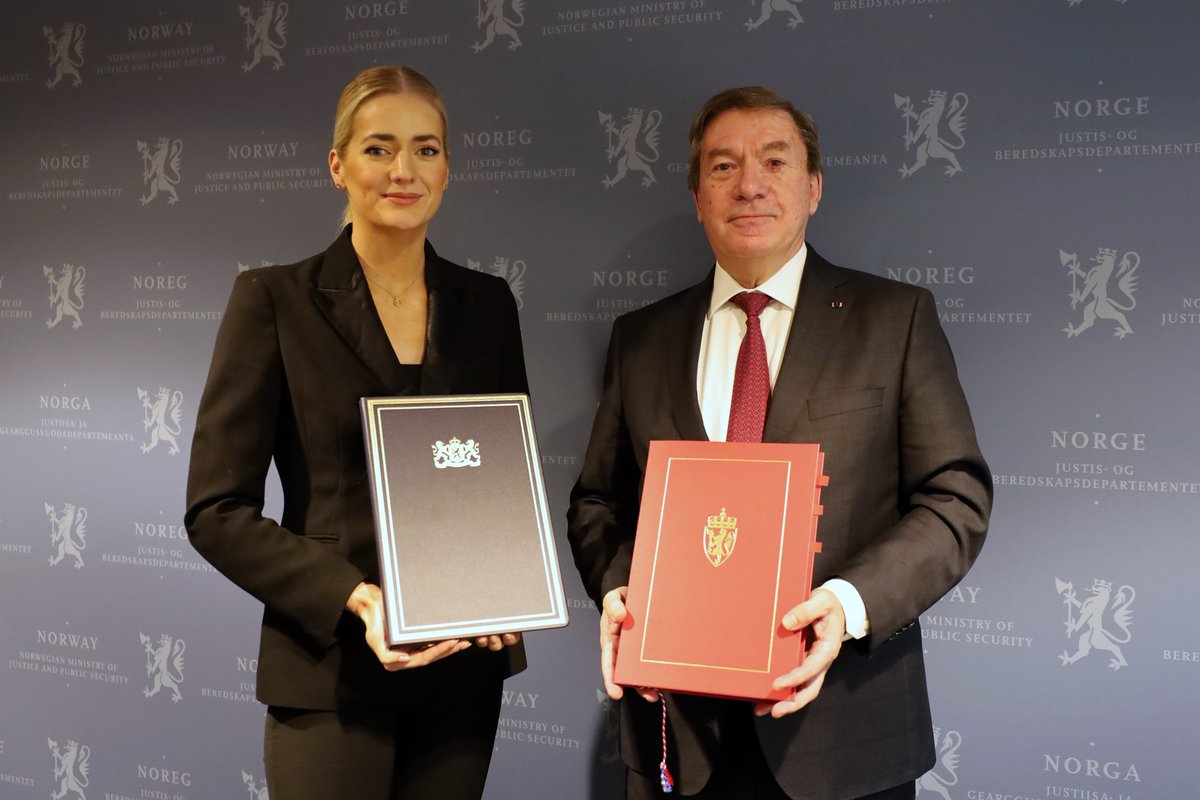 Justisdep's tweet photo. This week, 🇳🇴 Minister of Justice Emilie Mehl and 🇳🇱 Ambassador @JohnGroffen signed a security agreement on the exchange and mutual protection of classified info between the two countries. 

Trust, friendship and cooperation is vital to promote a secure and free world. https://t.co/jphbkJILgW