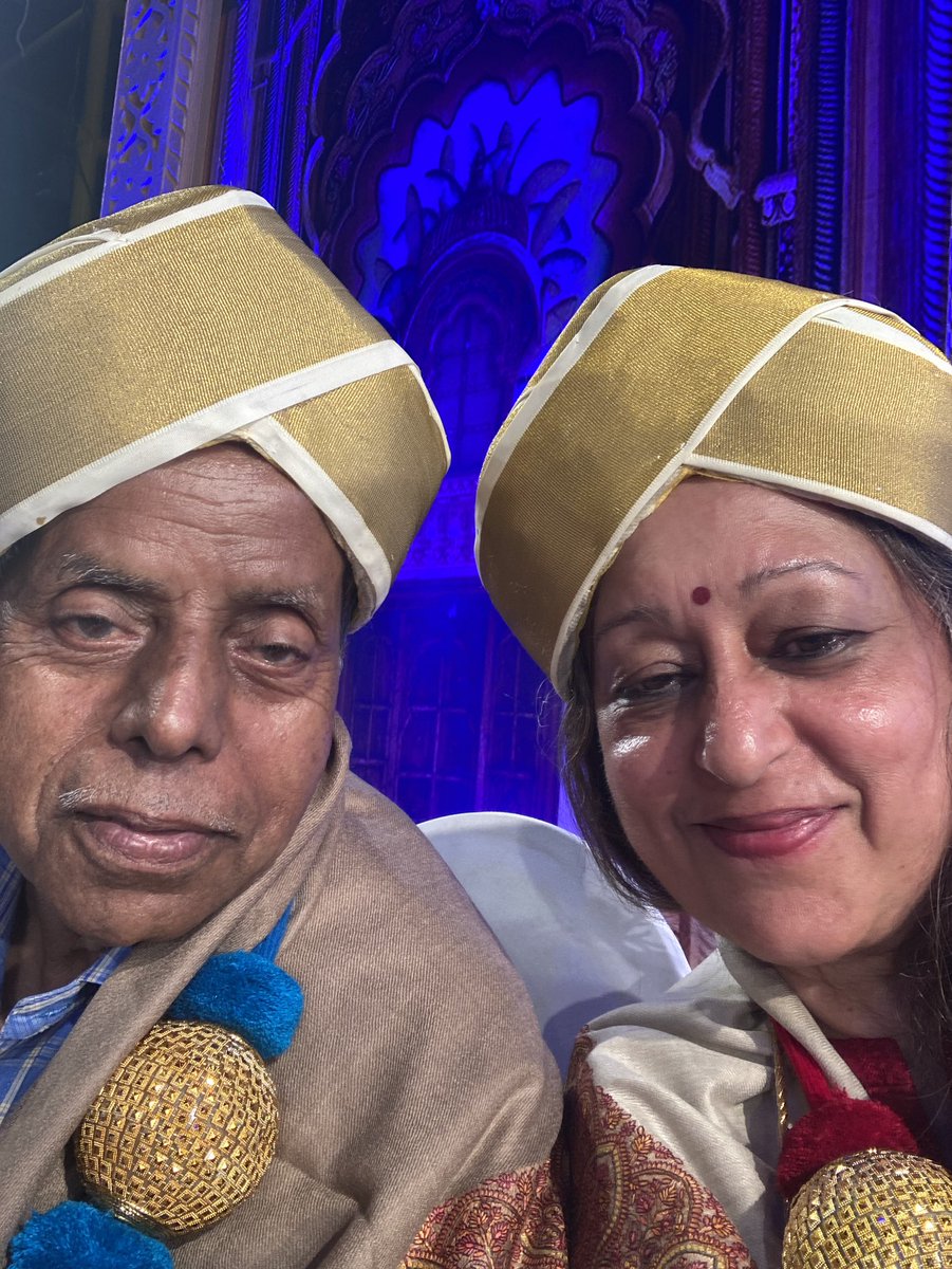 MsMayaSharma's tweet photo. At the #Rajyotsava award ceremony in #Bengaluru, I was next to Shri Javarappa who has delivered newspapers for 57 YEARS!

He came up from #Mysuru for the ceremony only after delivering the morning papers. And headed back the same night to not miss the next day’s deliveries! 
🙏🏼 https://t.co/mAagxAONW7