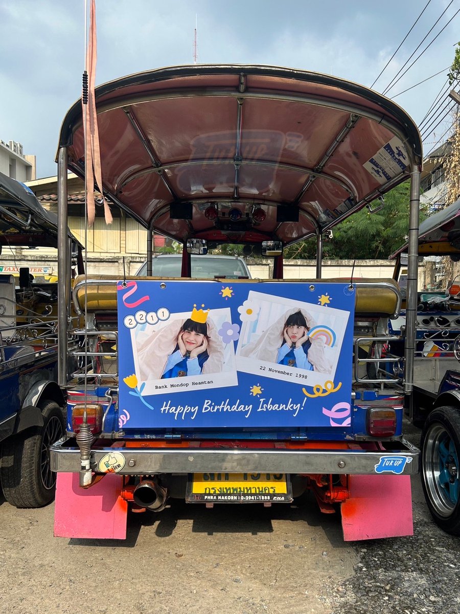 crazybrokeboss's tweet photo. @msbnky @ao5654 @kimomii @QueenYuma @Bank_mondop Catch the tuktuk!!! 😆🚗 https://t.co/0jNElTZEjq