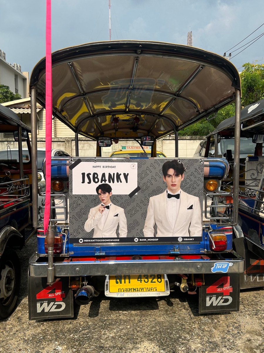 crazybrokeboss's tweet photo. @msbnky @ao5654 @kimomii @QueenYuma @Bank_mondop Catch the tuktuk!!! 😆🚗 https://t.co/0jNElTZEjq