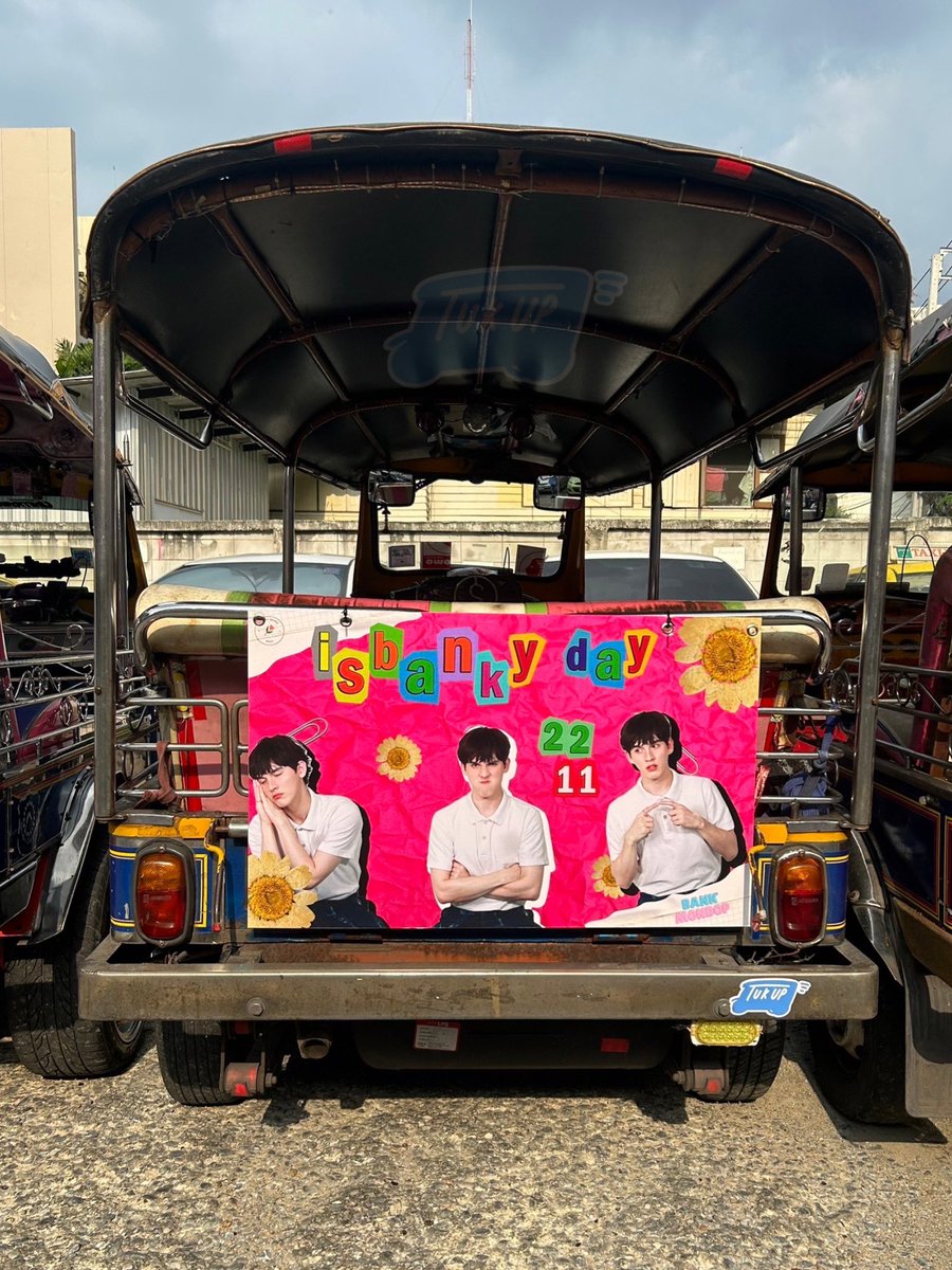 crazybrokeboss's tweet photo. @msbnky @ao5654 @kimomii @QueenYuma @Bank_mondop Catch the tuktuk!!! 😆🚗 https://t.co/0jNElTZEjq