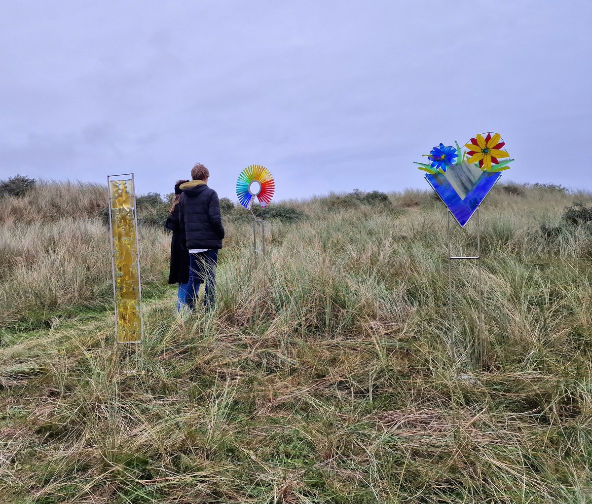Kleurige kunst in de duinen #Ameland, fleurt het grijze weer wel op tijdens kunstmaand november op het eiland.