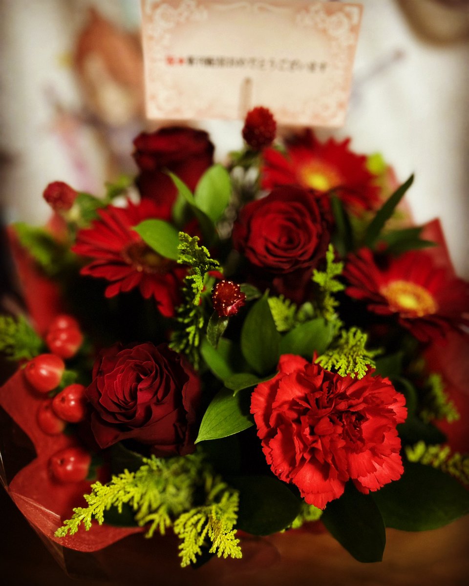 sigel_moon's tweet photo. 編集さんから連載記念にとても素敵なお花をもらいました〜！秋色の赤がとても可愛いです🎵頑張って作品をお届けしていきたいです✨ https://t.co/9URmeREenw