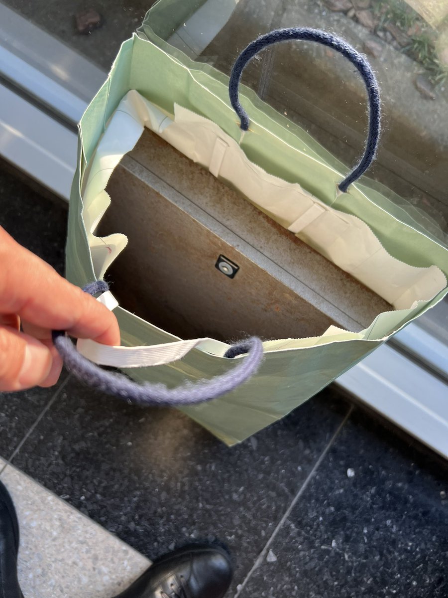 landlord373's tweet photo. 本日無事に3棟目の決済終了！売り主様が持ってこられた鍵ですが、何これ鉄の箱⁉︎
しかも中身ほとんど入ってないし、売り主さん曰く「どれがどの部屋かよく分かりません」って、ありがとうございます！大切に飛行機で持って帰ります！ https://t.co/fzDXDpyEO6