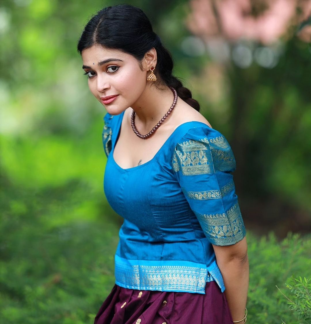 GDhars's tweet photo. Gorgeous Queen 💜💙💜💙 Dharsha Akka sooooo cute 🥰🥰#dharshagupta @DharshaGupta #LIKEs #trendingqueen https://t.co/EUgI2jPElB