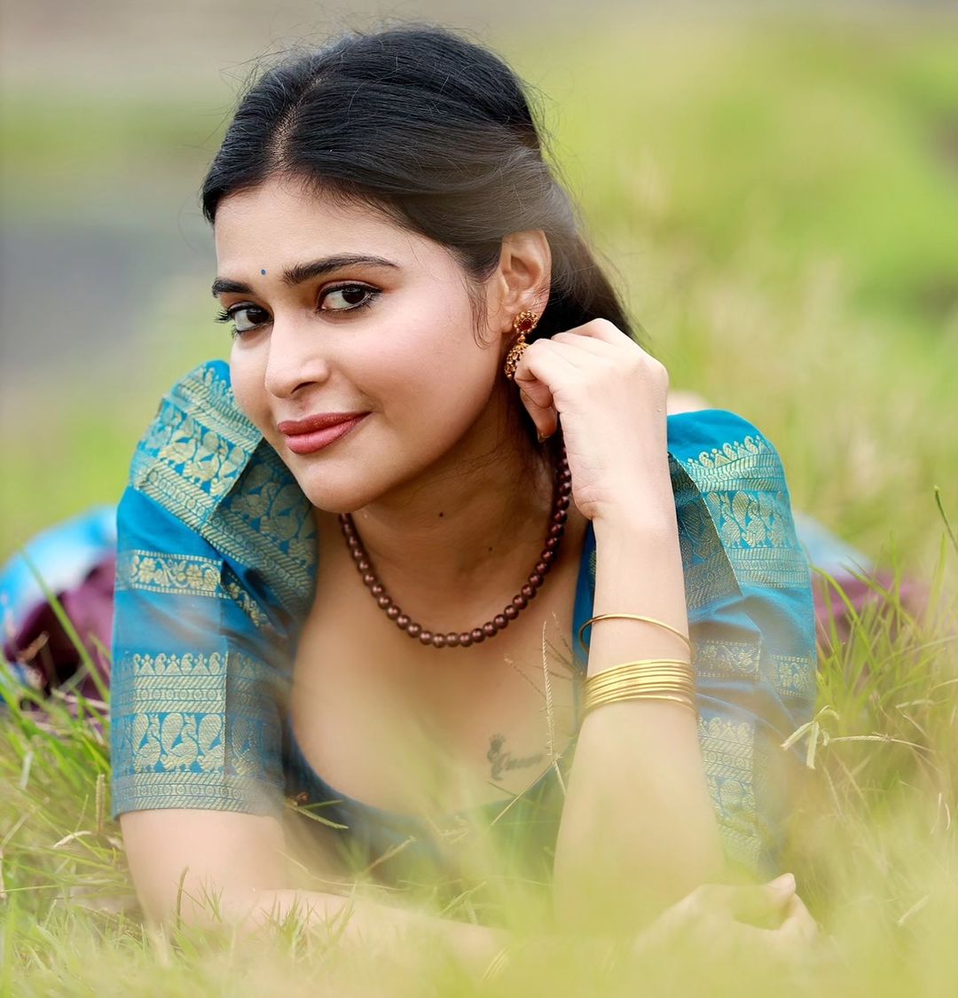 GDhars's tweet photo. Gorgeous Queen 💜💙💜💙 Dharsha Akka sooooo cute 🥰🥰#dharshagupta @DharshaGupta #LIKEs #trendingqueen https://t.co/EUgI2jPElB