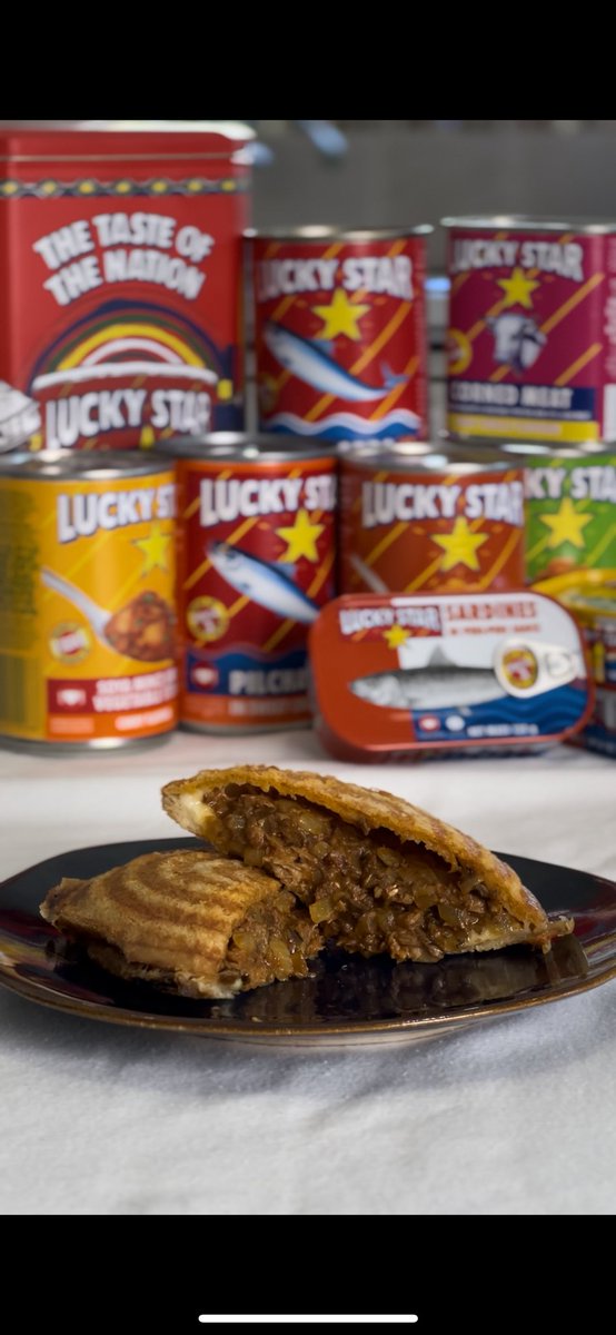 MartelizeBrink's tweet photo. Beste jafel wat ek in jare eet. Pilchard’s jafel met garam masala, blatjang en kaas, julle 😍😍😍 #jaffel #jaffle @LuckyStarSA https://t.co/zjwDAYHsRa