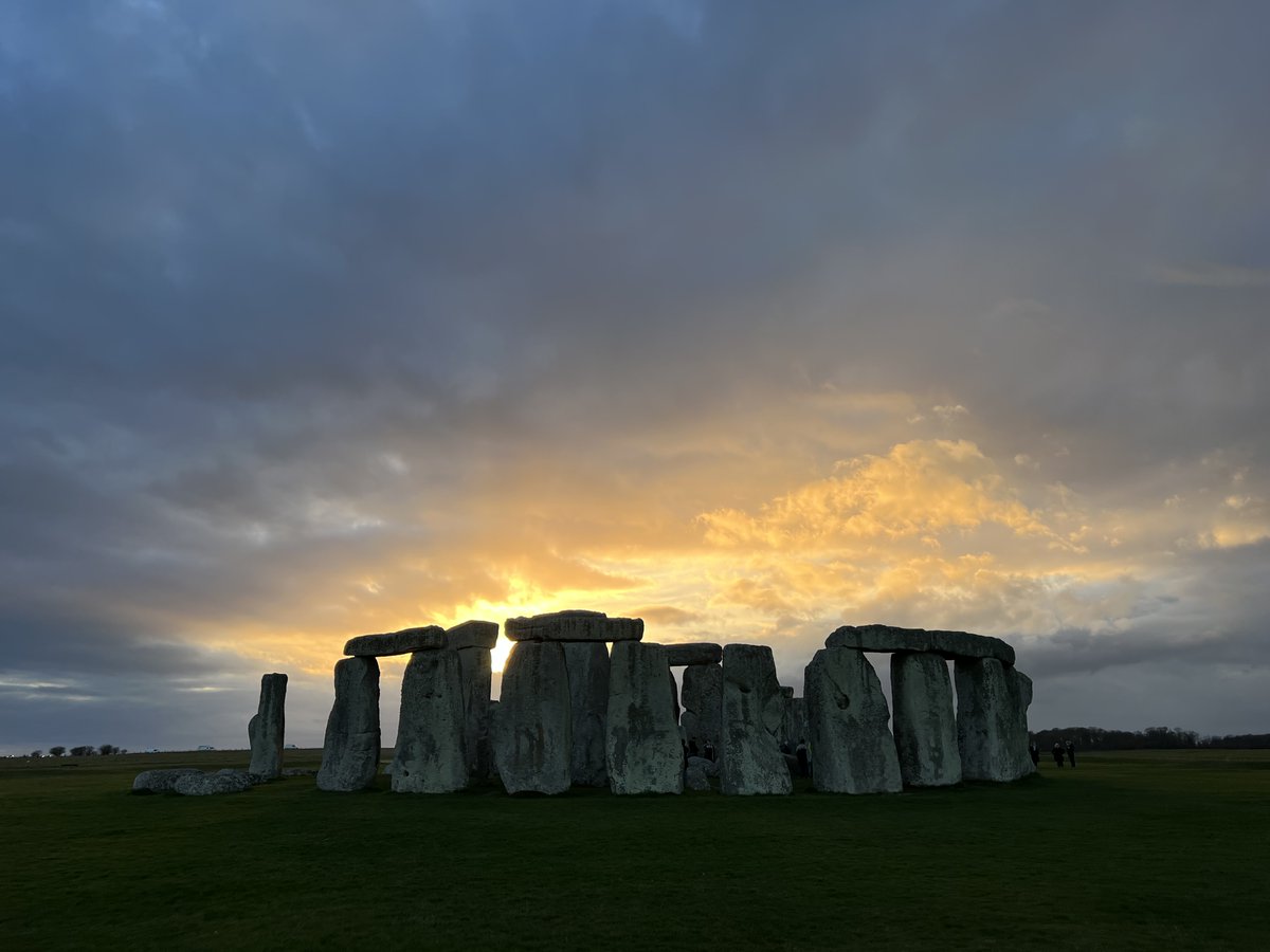 ST0NEHENGE's tweet image. Sunrise at Stonehenge today (9th November) was at 7.12am, sunset is at 4.18pm 🌤️