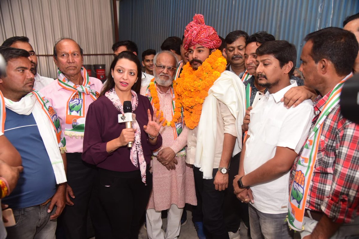 withabhinsui's tweet photo. झोटवाड़ा प्रगति यात्रा के धावा‌स पहुँचने पर कार्यकर्ताओं ने जोश और उमंग से स्वागत किया, युवाओं के जोश, उत्साह और समर्थन‌ का स्वागत करता हूँ, आप ही ताकत हैं मेरी, साथियों हालात ऐसे पैदा करो कि चारों ओर केवल एक ही नाम हो “कांग्रेस कांग्रेस...1/3

#झोटवाड़ा_में_कांग्रेस 
#झोटवाड़ा_प्रगति_यात्रा
