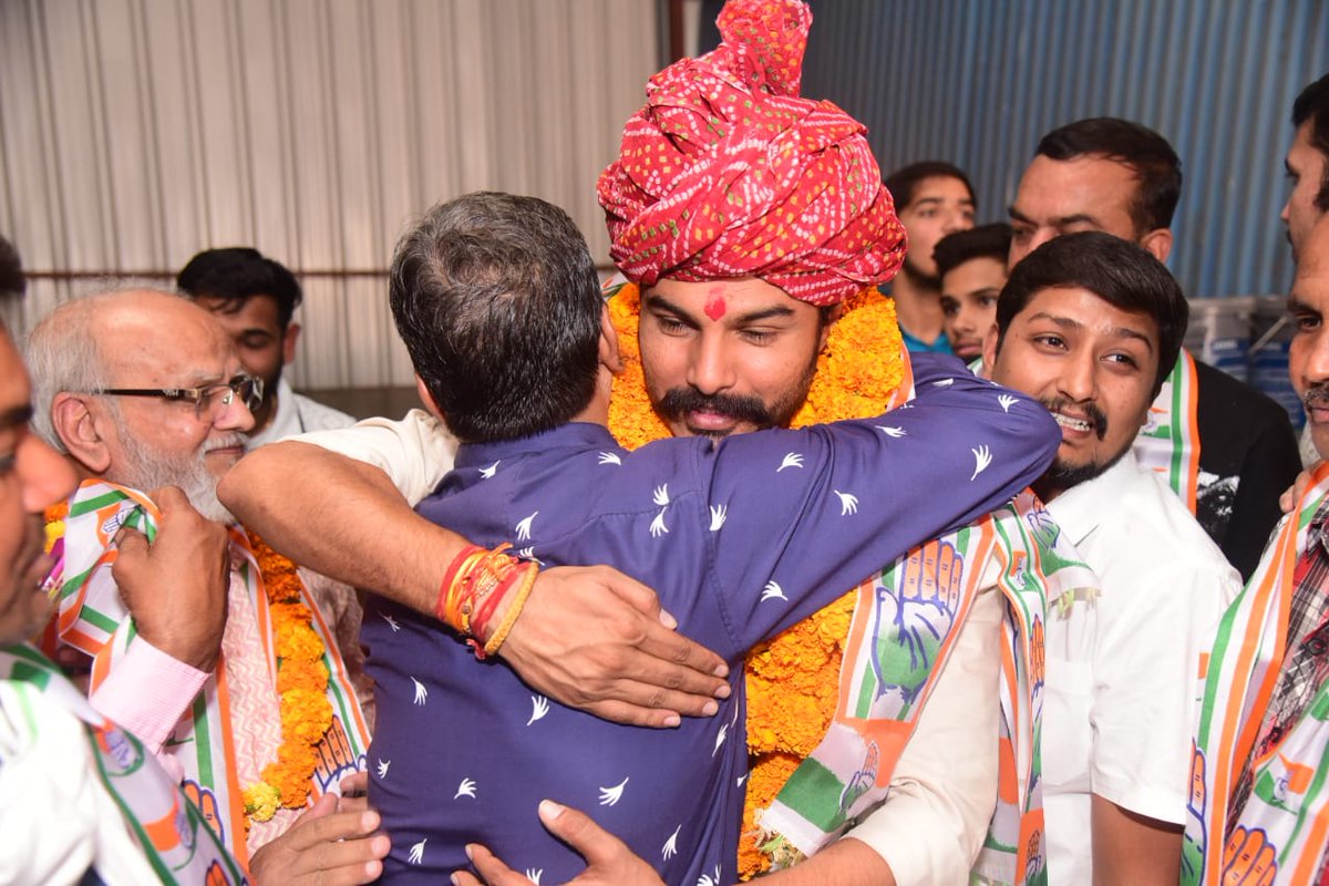 withabhinsui's tweet photo. झोटवाड़ा प्रगति यात्रा के धावा‌स पहुँचने पर कार्यकर्ताओं ने जोश और उमंग से स्वागत किया, युवाओं के जोश, उत्साह और समर्थन‌ का स्वागत करता हूँ, आप ही ताकत हैं मेरी, साथियों हालात ऐसे पैदा करो कि चारों ओर केवल एक ही नाम हो “कांग्रेस कांग्रेस...1/3

#झोटवाड़ा_में_कांग्रेस 
#झोटवाड़ा_प्रगति_यात्रा
