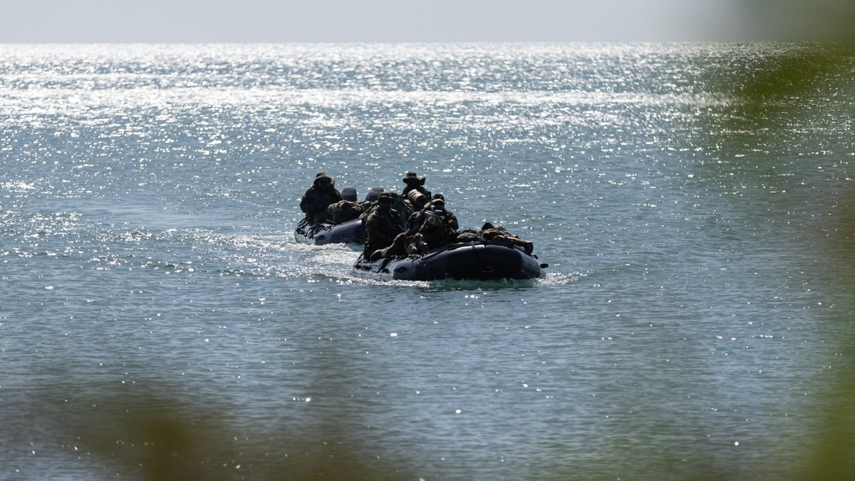DefenceAust's tweet photo. #YourADF is committed to providing highly capable surveillance and response forces under #OpResolute. Pictured 📸 personnel maintain security of a Zodiac F470 Patrol on a beach landing site in 📍West Arnhem Land. #AusArmy https://t.co/TbOVfqxz9p