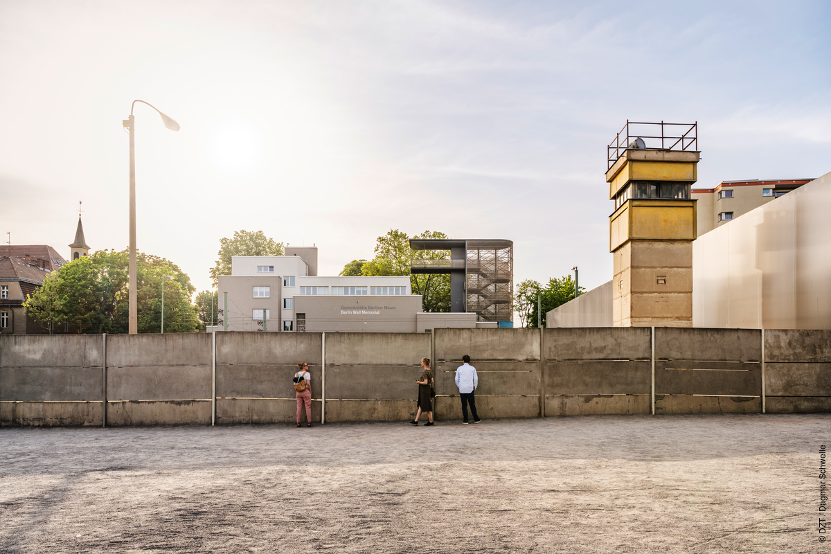 VisitGermanyUK's tweet photo. Do you remember the 9th November 1989, when the Berlin Wall unexpectedly collapsed, putting an end to a painful division between East &amp; West Germany that had separated families &amp; friends for decades? It truly was a momentous occasion that brought tears of joy to many people. https://t.co/PrKiZLgWpZ