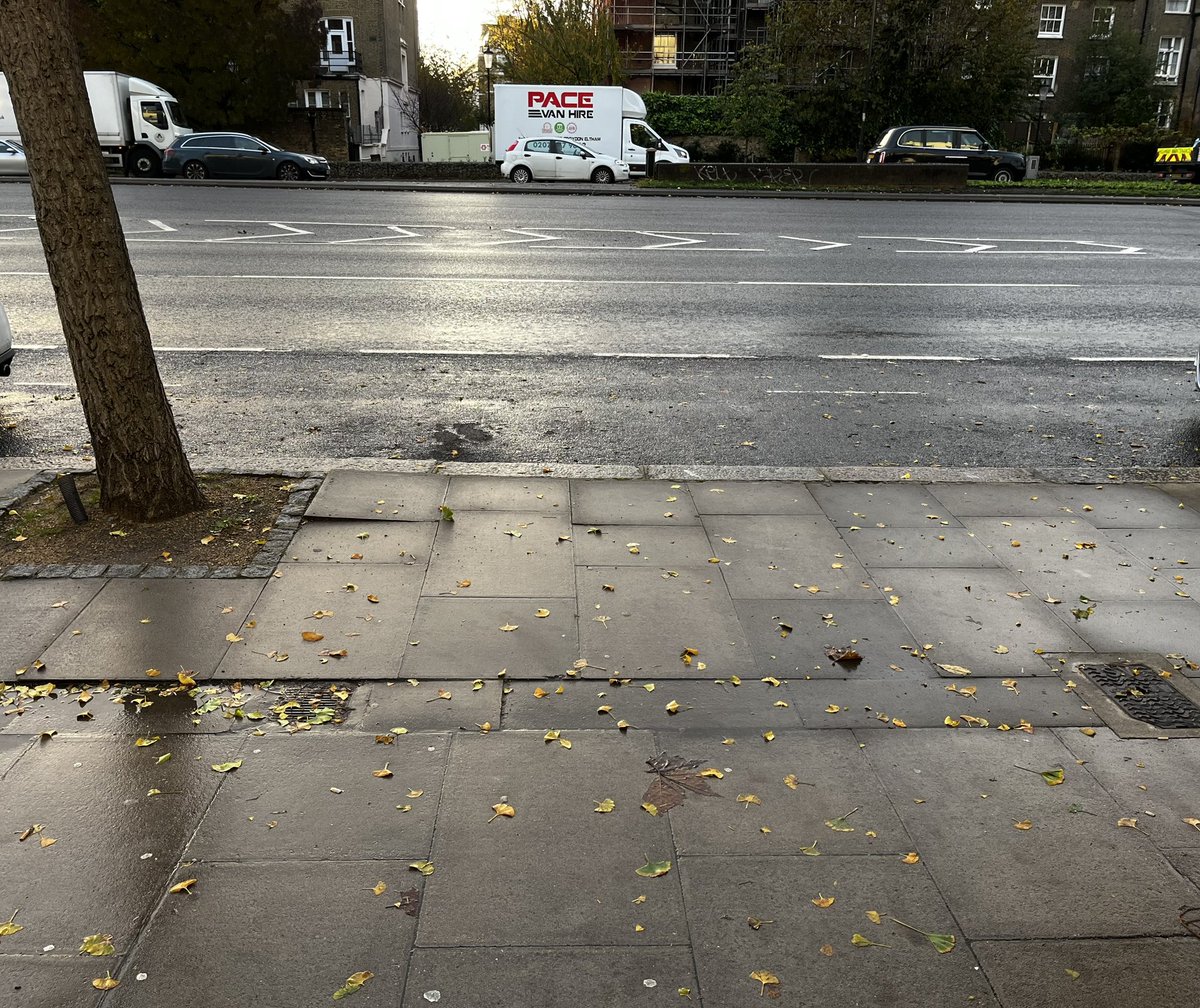 Camb4thestorm's tweet photo. @Uber drivers message “sorry no where to stop” ride cancelled. Erm ok then…… That space that could fit two cars in front of me but what do I know🤷 https://t.co/XpTDHN913n