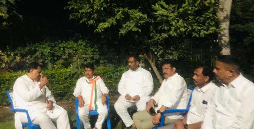 SanjaySDutt's tweet photo. Met #Congress Leaders & Functionaries of #Barwani, #Pansemal, #Rajpur and #Sendhwa Assembly Constituencies of #Barwani District to review our ongoing election campaign. https://t.co/HRdMJr1zSh