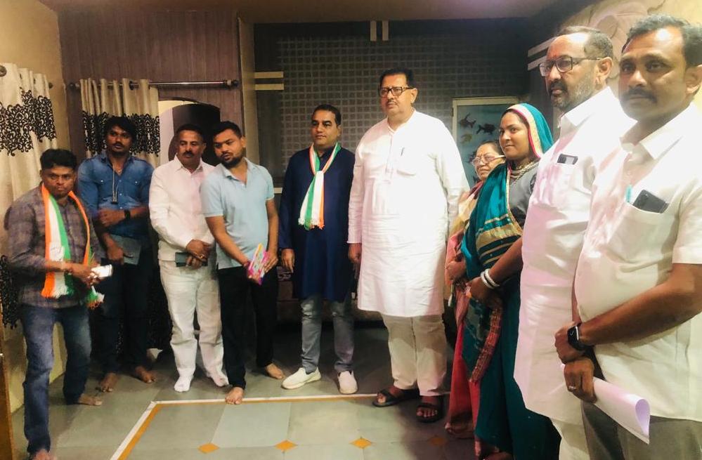 SanjaySDutt's tweet photo. Met #Congress Leaders & Functionaries of #Barwani, #Pansemal, #Rajpur and #Sendhwa Assembly Constituencies of #Barwani District to review our ongoing election campaign. https://t.co/HRdMJr1zSh
