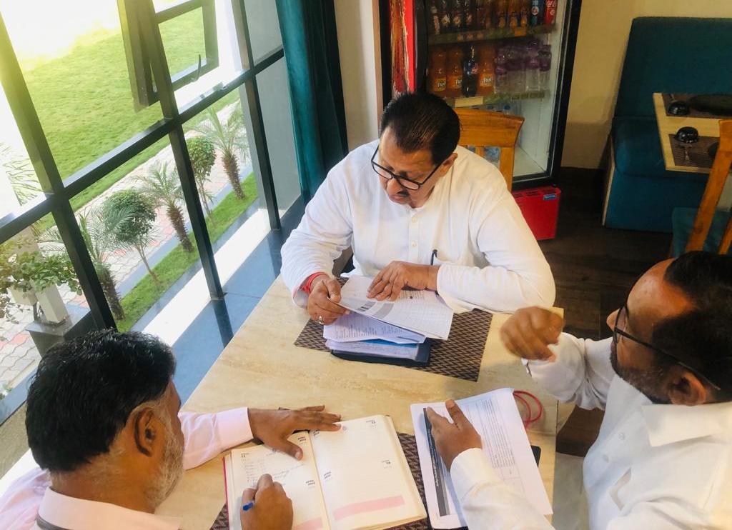 SanjaySDutt's tweet photo. Met #Congress Leaders & Functionaries of #Barwani, #Pansemal, #Rajpur and #Sendhwa Assembly Constituencies of #Barwani District to review our ongoing election campaign. https://t.co/HRdMJr1zSh