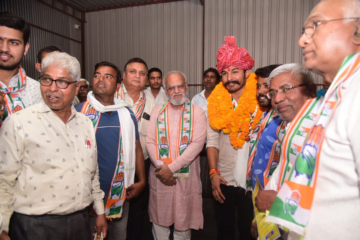 withabhinsui's tweet photo. झोटवाड़ा प्रगति यात्रा के धावा‌स पहुँचने पर कार्यकर्ताओं ने जोश और उमंग से स्वागत किया, युवाओं के जोश, उत्साह और समर्थन‌ का स्वागत करता हूँ, आप ही ताकत हैं मेरी, साथियों हालात ऐसे पैदा करो कि चारों ओर केवल एक ही नाम हो “कांग्रेस कांग्रेस...1/3

#झोटवाड़ा_में_कांग्रेस 
#झोटवाड़ा_प्रगति_यात्रा