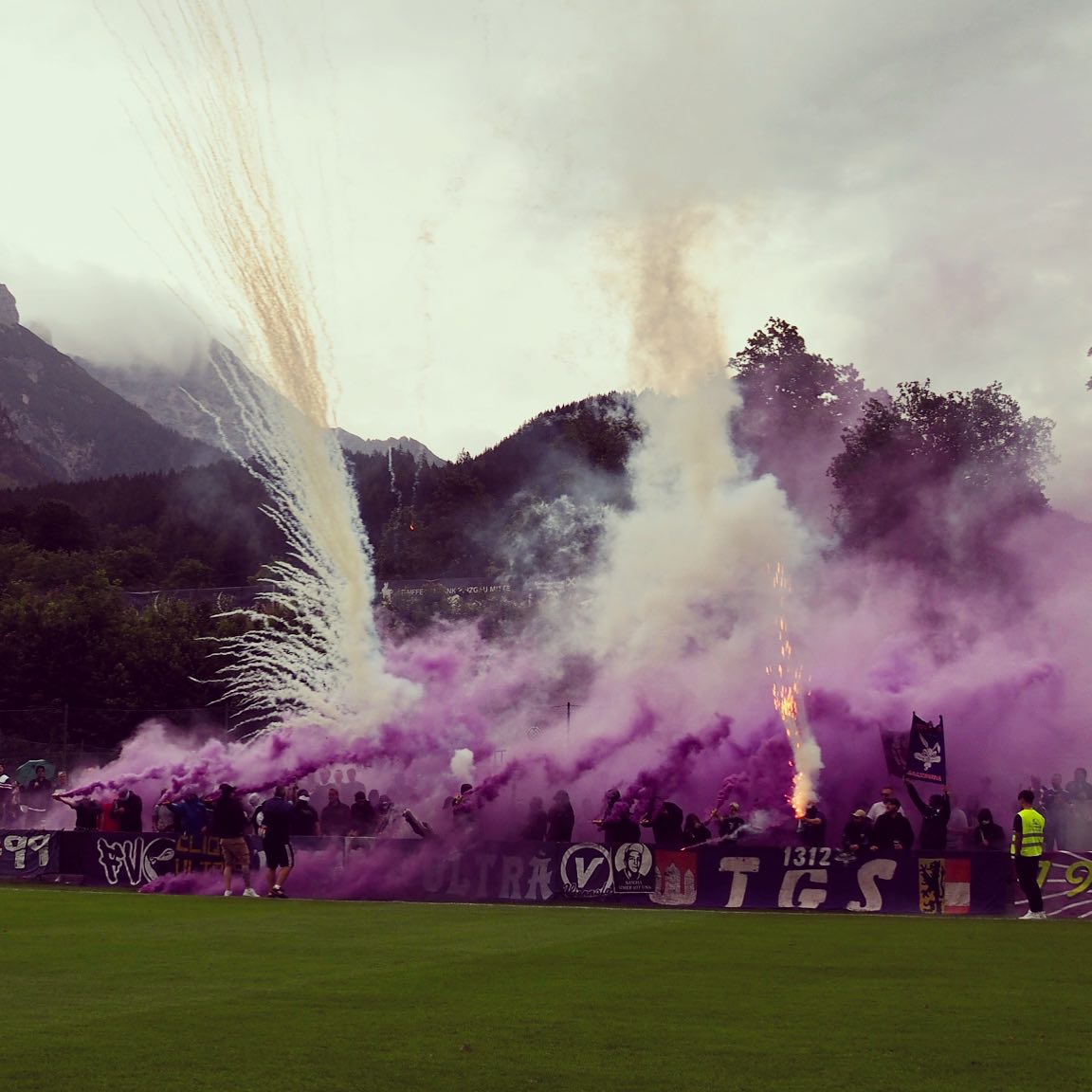 ⚽️❤️ Austria Salzburg, il club romantico di proprietà dei suoi tifosi: "Noi ultras siamo nel direttivo della società''

Video: video.repubblica.it/sport/austria-…

Articolo: repubblica.it/sport/calcio/2…