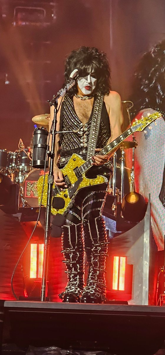 Thanks for one last time <a href="/RogersArena/">Rogers Arena</a> #vancouver <a href="/kiss/">KISS</a> <a href="/genesimmons/">Gene Simmons</a> <a href="/PaulStanleyLive/">Paul Stanley</a> <a href="/tommy_thayer/">Tommy Thayer</a> #ericsinger