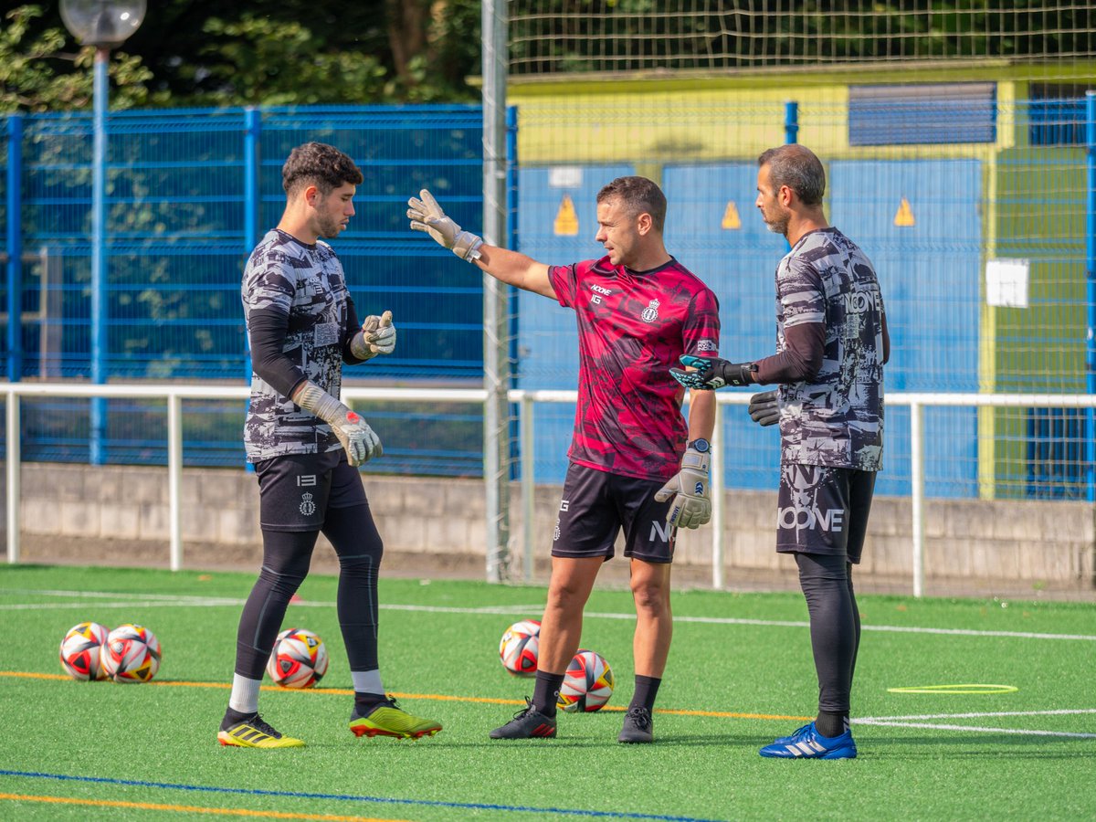 🧤 Nuestros 𝐩𝐨𝐫𝐭𝐞𝐫ᴀᴢ𝐨𝐬 siempre 👌🆗

1️⃣ <a href="/DavoArmengol/">David armengol</a> 
1️⃣3️⃣ <a href="/alvarofercalvo/">Álvaro  Fernández</a>

🫡 A por un nuevo entrenamiento de nivel de la mano de <a href="/AlexGaraot/">Alex Garaot</a> 👀

#RealAvilésIndustrial 🔵⚪🔴