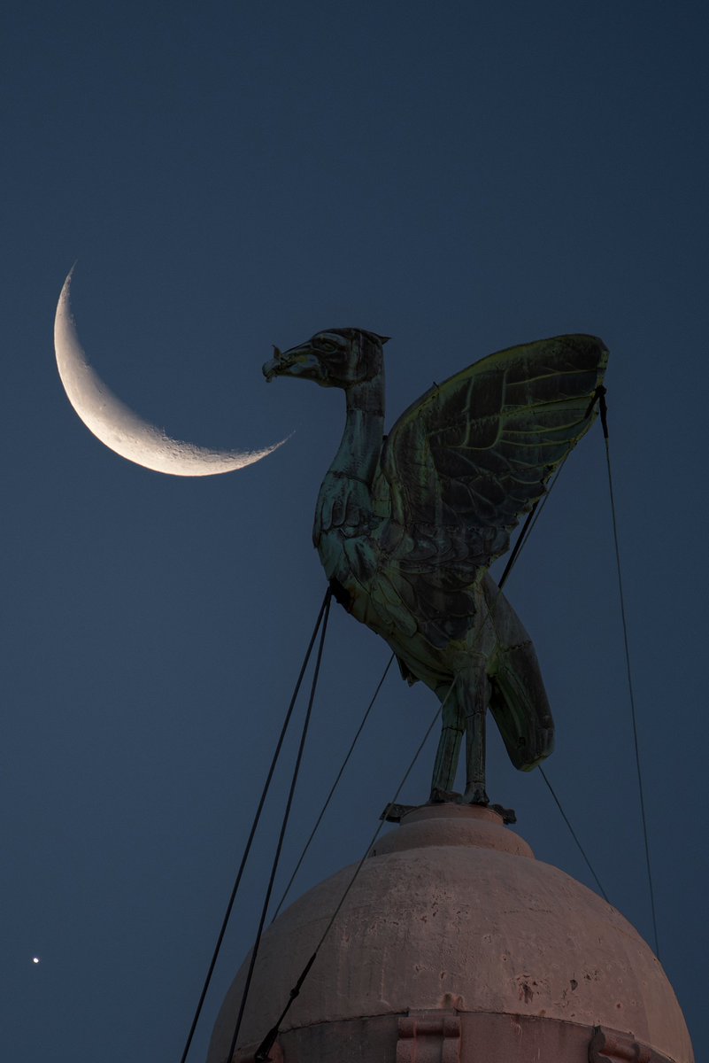 LiverpoolVista's tweet photo. Good morning. Crescent moon and Venus over #Liverpool and the UK a few hours ago. https://t.co/vpfeEdTsfJ