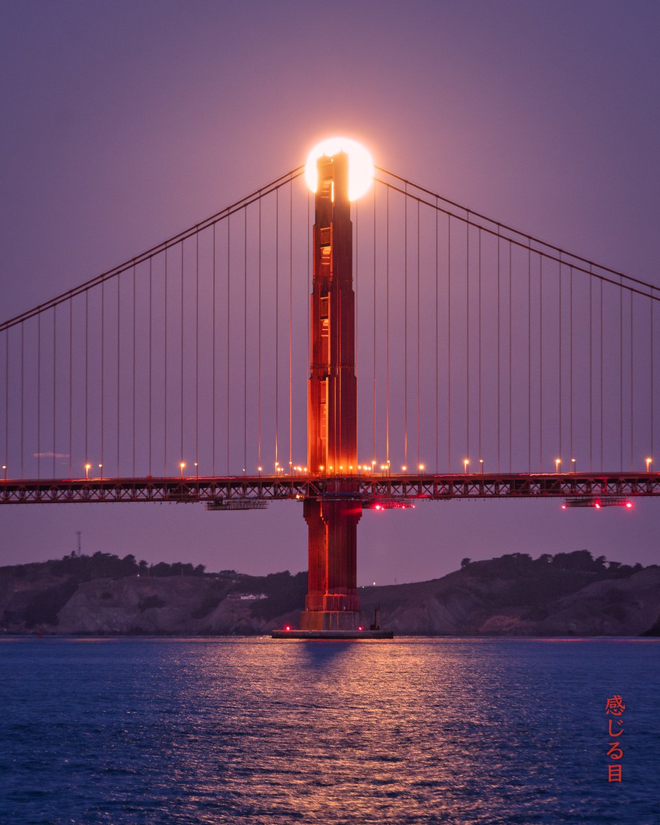 sensualeye's tweet image. Two consecutive moonsets were captured over the Golden Gate Bridge during the last full moon.  

Left is a photo taken with a Nikon D850, photo on right was taken with a FujiFilm XH-1.  #goldengatebridge #landscapephotography #fullmoon #SanFrancisco @GoldenGateNPS @GoldenGateBus